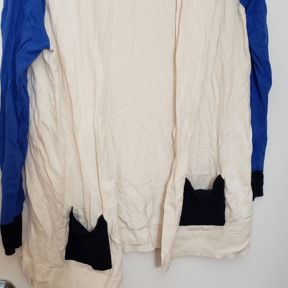 Needs to be ironed. Gently worn. Size M. - Picture 2 of 3